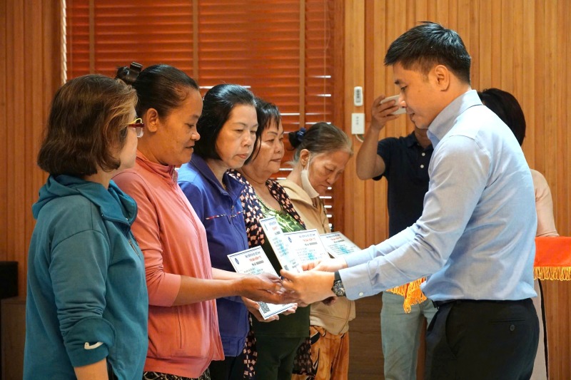 호치민시 사회 보험 부국장 Tran Dung Ha 씨가 어려운 환경에 처한 여성들에게 건강 보험 카드를 선물하고 있습니다. 사진: Nam Duong
