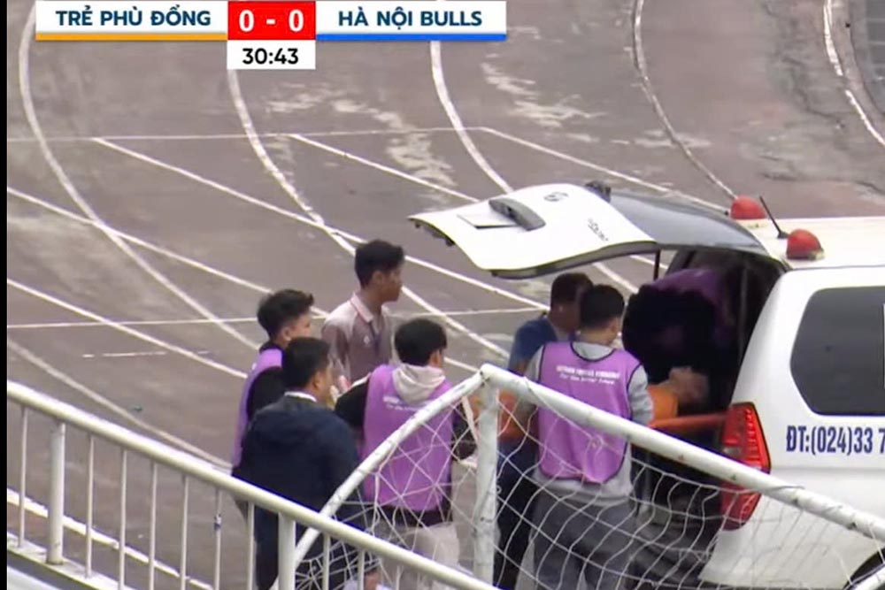 Tre Phu Dong의 축구 선수 Nguyen Anh Tuan은 경련 증상을 보인 후 응급실로 이송되었습니다. 사진: 비디오 캡처