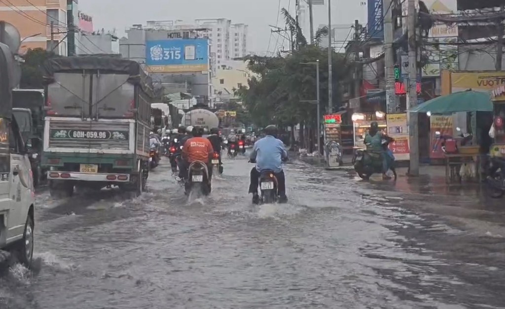 Duong Huynh Tan Phat cung ngap sau trong bien nuoc do trieu cuong. Anh: Anh Tu