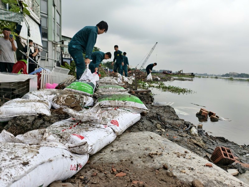 Luc luong dan quan gia co bo bao xung yeu quanh khu vuc. Anh: Thai Bao