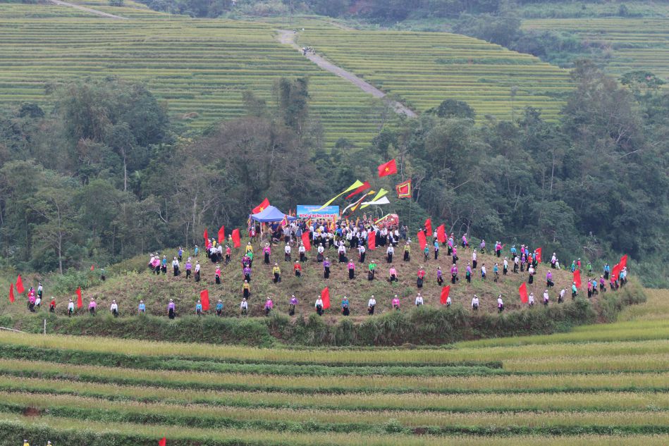 The 2025 Mien Doi terraced Farm Festival has become a unique cultural destination for the Tay Bac Muong ethnic group. Photo: Yen San