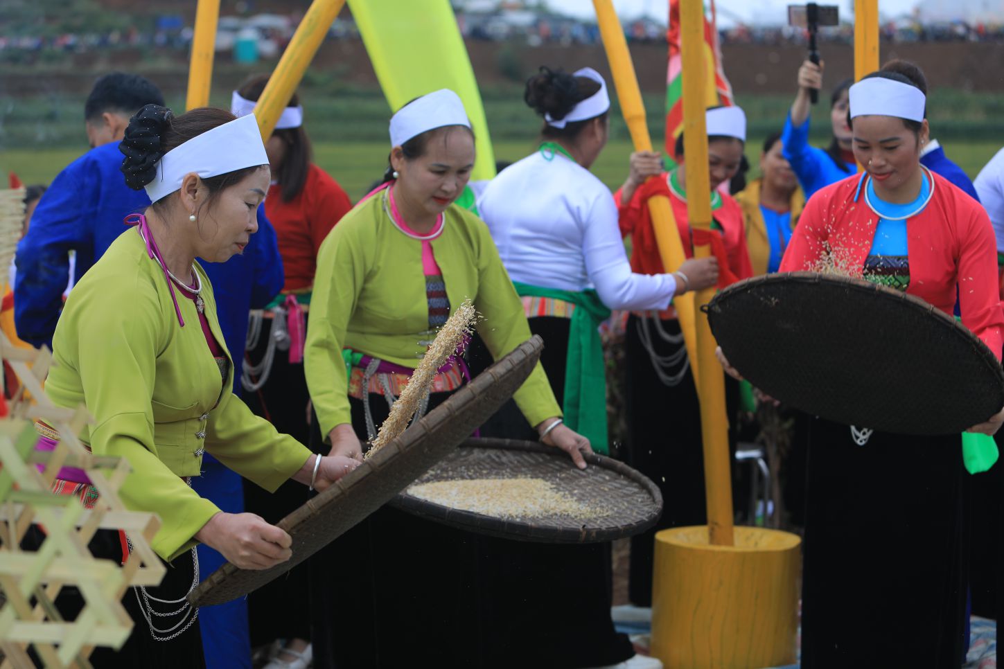 Phu nu Muong trong trang phuc truyen thong tham gia phan nghi le Mung com moi. Anh: Yen San