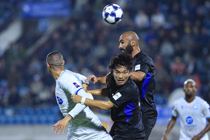 Cau thu Nam Dinh no luc tim kiem ban go. Anh: Minh Dan