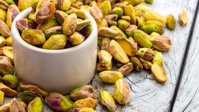 Pistachios are rich in potassium and arginine, which help reduce blood pressure in the rectum. Photo: Phuong Anh