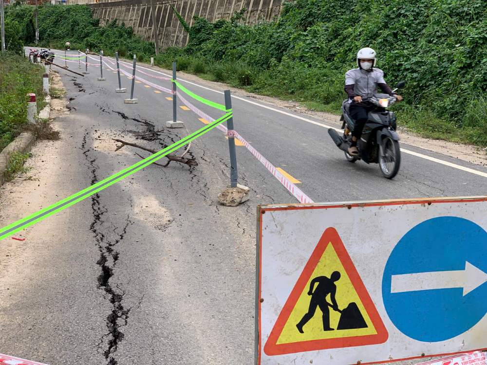 Nhieu phuong tien khi di qua nhung doan nay phai giam toc hoac ne sang phan duong doi dien, tiem an nguy co tai nan. Anh: Thanh Huyen
