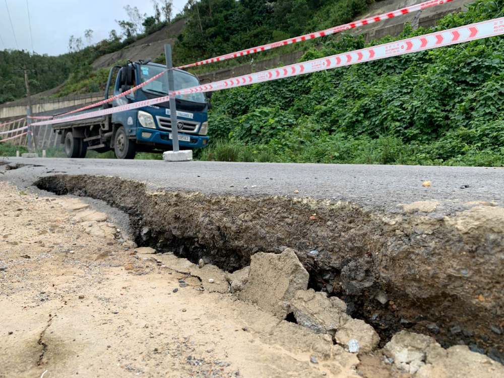 Duong DT601, doan qua dia phan to dan pho Pho Nam, phuong Hai Van, TP Da Nang xuat hien tinh trang sut lun keo dai. Anh: Thanh Huyen