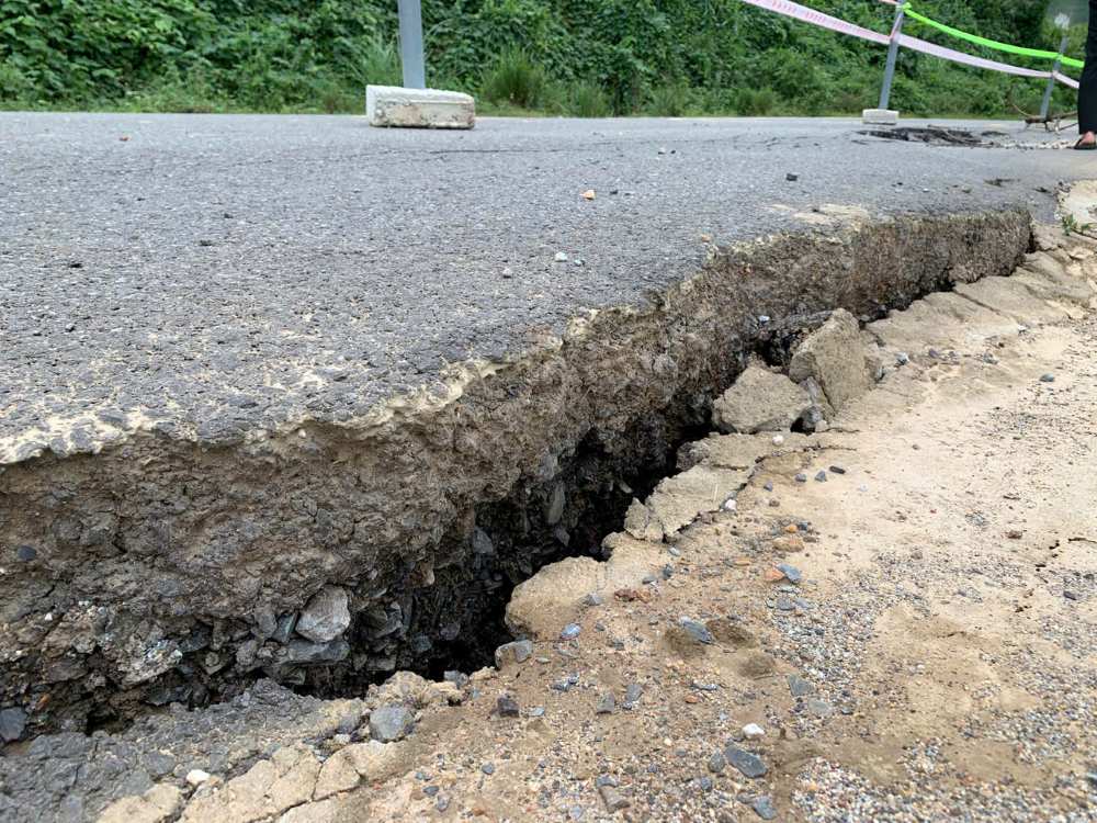 Nhieu vi tri xuat hien vet nut toac, sut lun nghiem trong. Anh: Thanh Huyen