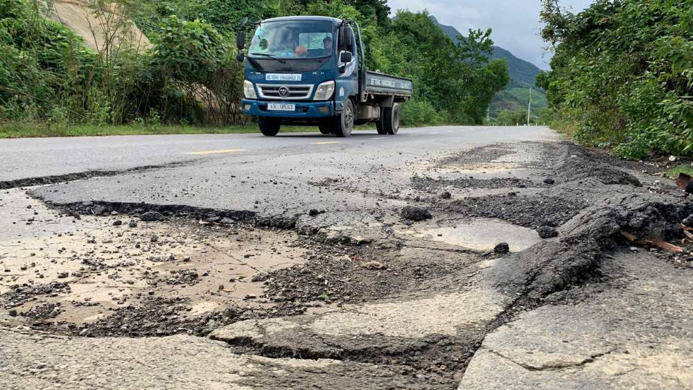 Cung tren tuyen duong nay, nhieu vi tri mat nhua bi bong troc, hu hong nang. Anh: Thanh Huyen