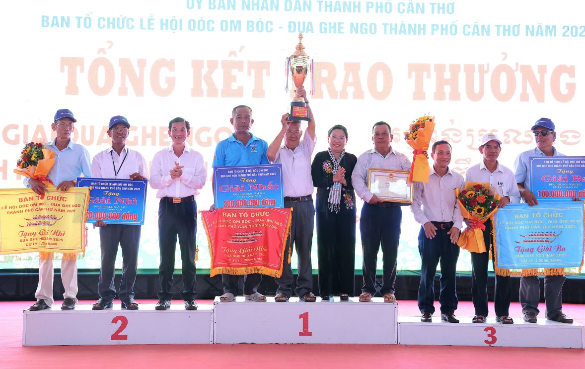 Lanh dao Thanh uy, HDND, Uy ban MTTQ Viet Nam TP Can Tho trao giai cho cac doi ghe Ngo nam. Anh: Ban to chuc