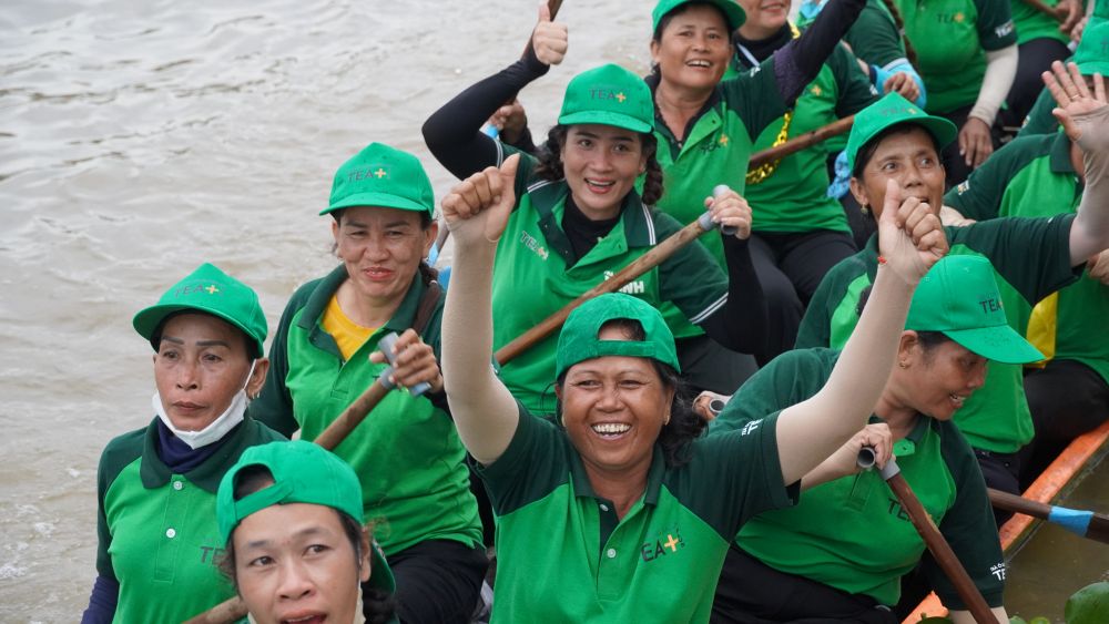 Les athletes de l'equipe de bateaux Ngo chua Tum Nup celebrent la victoire en protegeant le trone. Photo : Phuong Anh