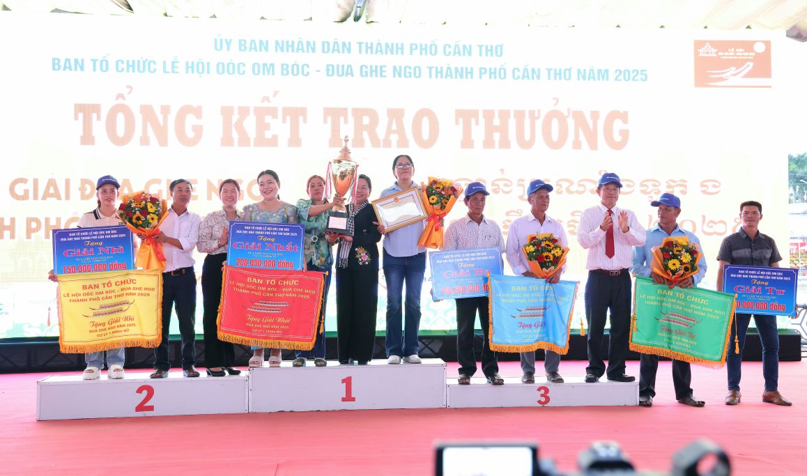 Lanh dao Thanh uy, Uy ban MTTQ Viet Nam TP Can Tho trao giai cho cac doi ghe Ngo nu. Anh: Ban to chuc