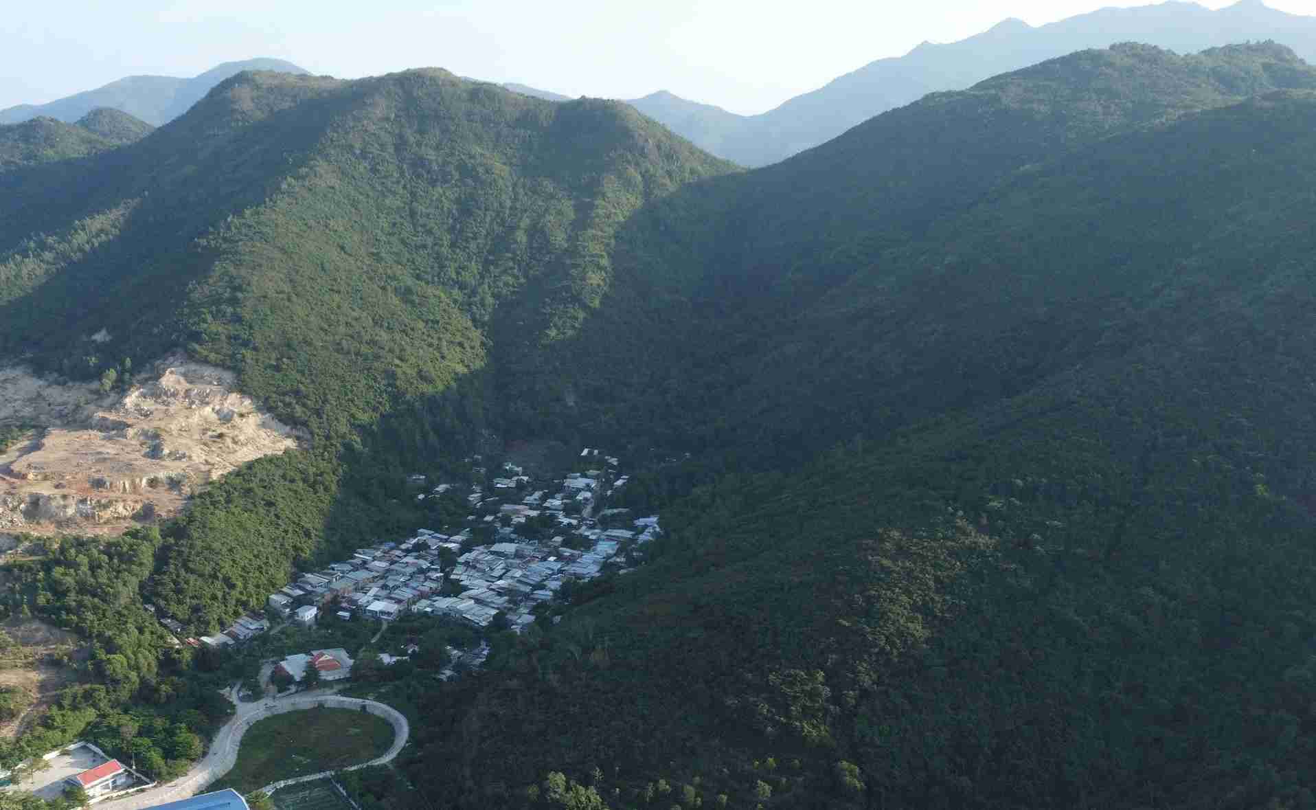 Nam Nha Trang ward will evacuate hundreds of households in Nui hamlet from the landslide area. Photo: Huu Long