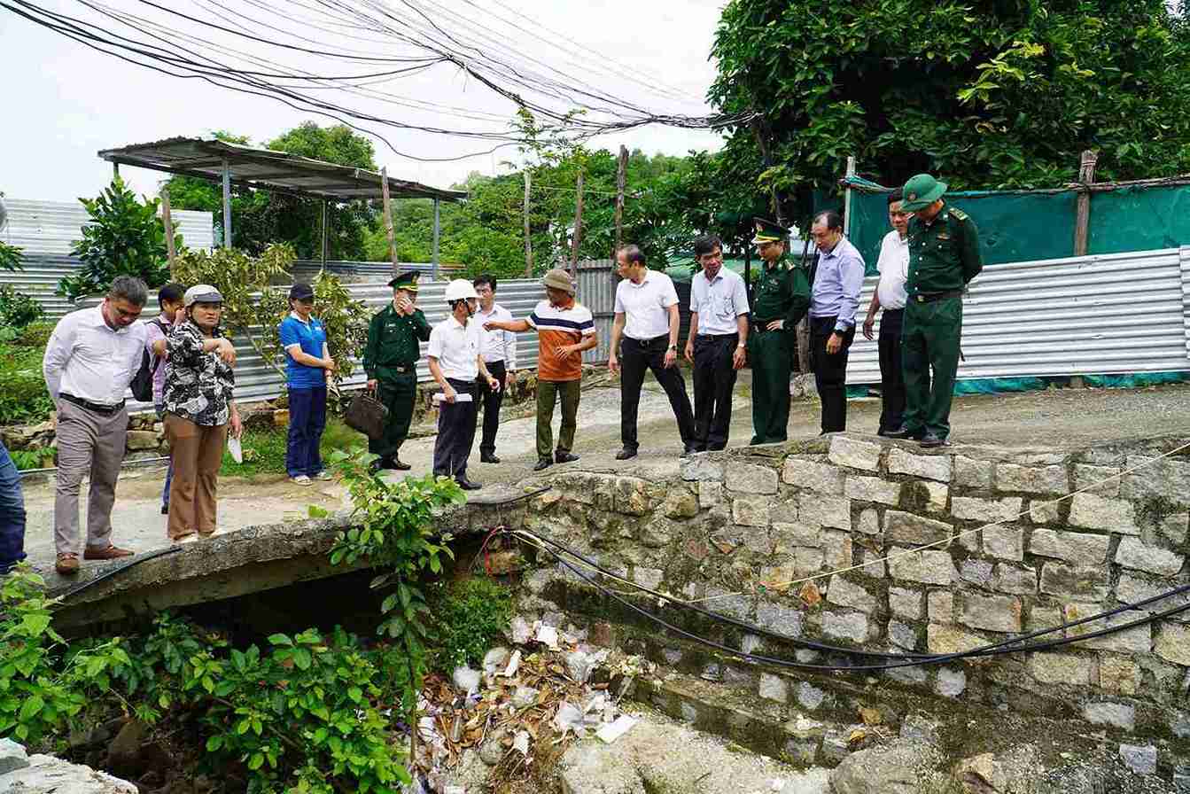 Ong Nguyen Khac Ha, Pho Bi thu Tinh uy, Chu tich Uy ban MTTQ Viet Nam tinh Khanh Hoa, kiem tra cong tac phong, chong bao tai to dan pho Thanh Dat. Anh: Huu Long