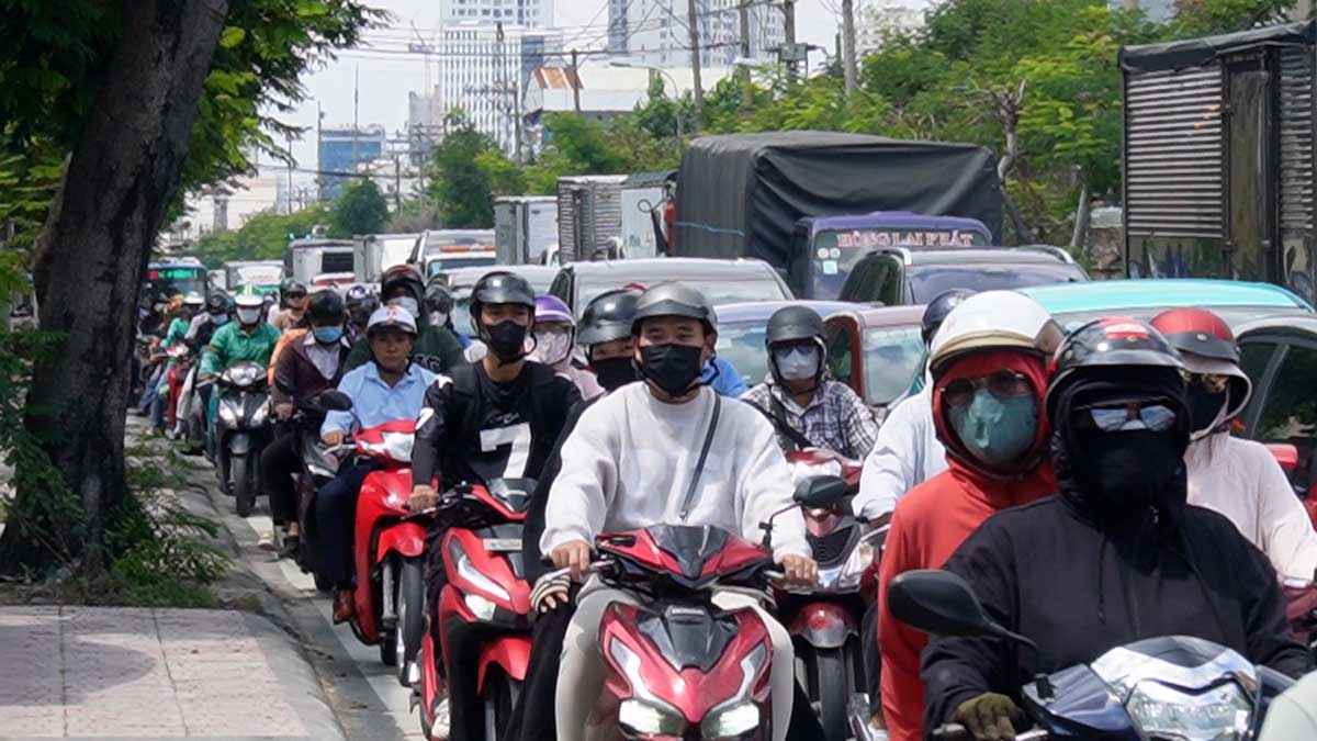 A long line of vehicles lined up on Nguyen Tat Thanh Street (HCMC).