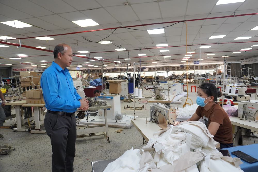 Les entreprises et les travailleurs de Da Nang determines a surmonter les difficultes apres les tempetes et les inondations. Photo : Tran Thi