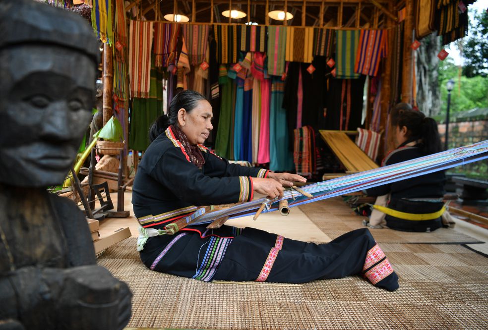 Ba Bo H'moc, dan toc M'nong dang det khan. Mot tam khan nhu the nay phai mat tu 10 - 12 ngay. Anh: Viet Van