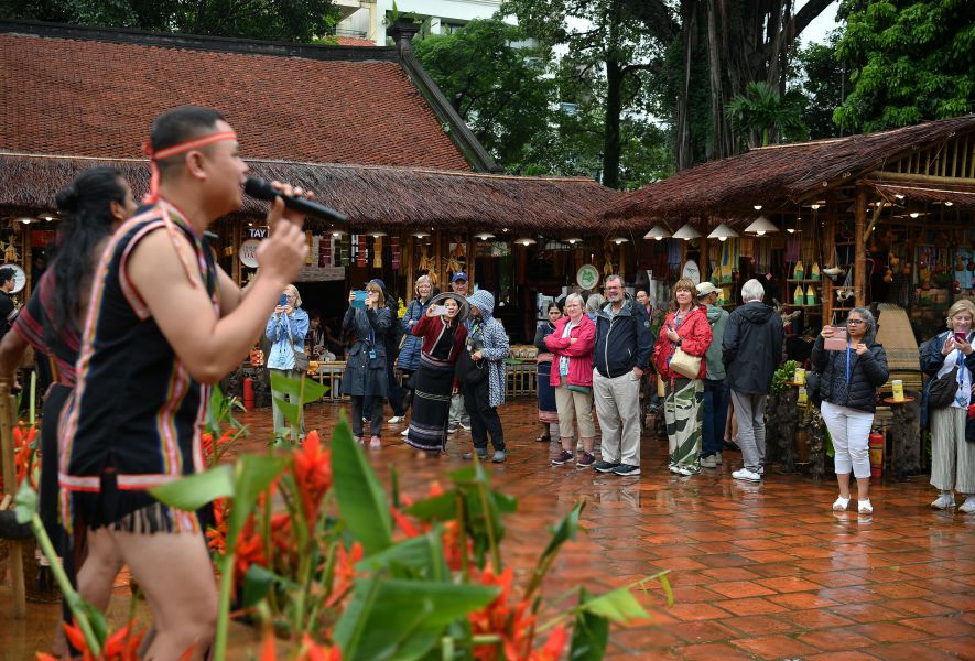 Nhieu du khach quoc te den Van Mieu - Quoc Tu Giam, thich thu voi Festival di san Thang Long Ha Noi 2025. Anh: Viet Van