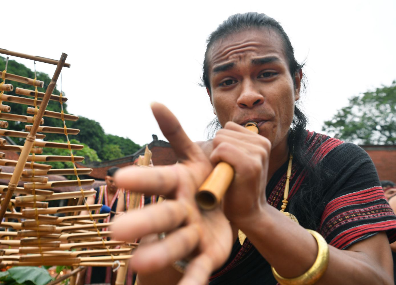 The young artist is performing a type of flute from the Central Highlands that he calls the flute. Photo: Viet Van