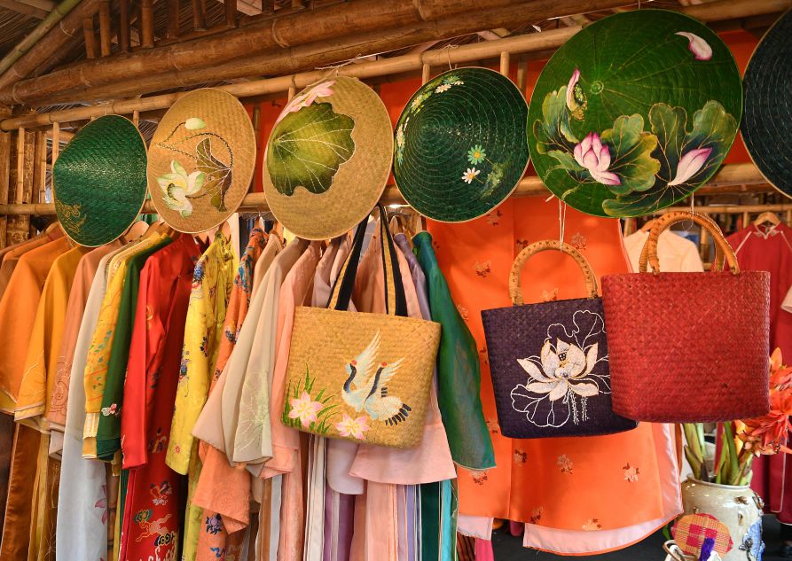 Non va ao dai Hue. Anh: Viet Van