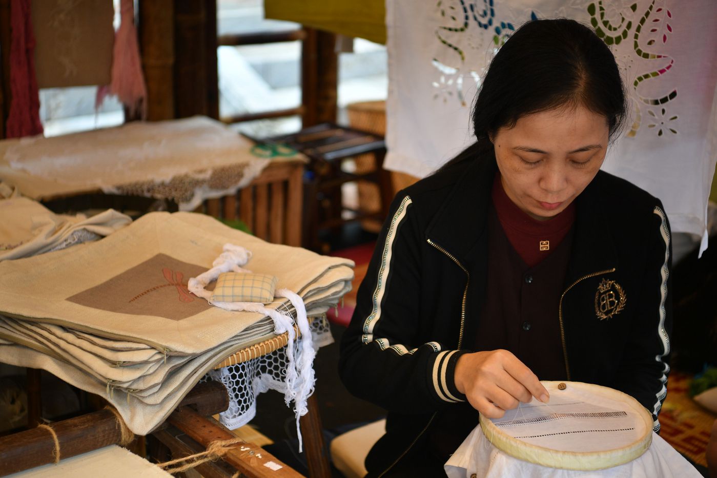 Gioi thieu nghe theu o Tam Coc, Ninh Binh. Anh: Viet Van