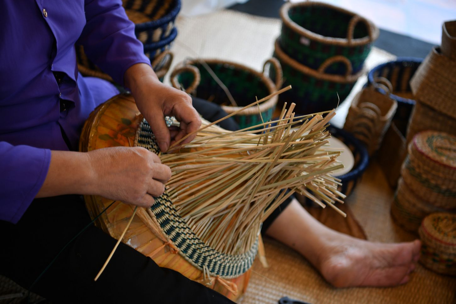 Ban tay cua ba Do Thi Sang, 61 tuoi da 50 nam lam nghe dan coi o xa Phat Diem - tinh Ninh Binh. Anh: Viet Van