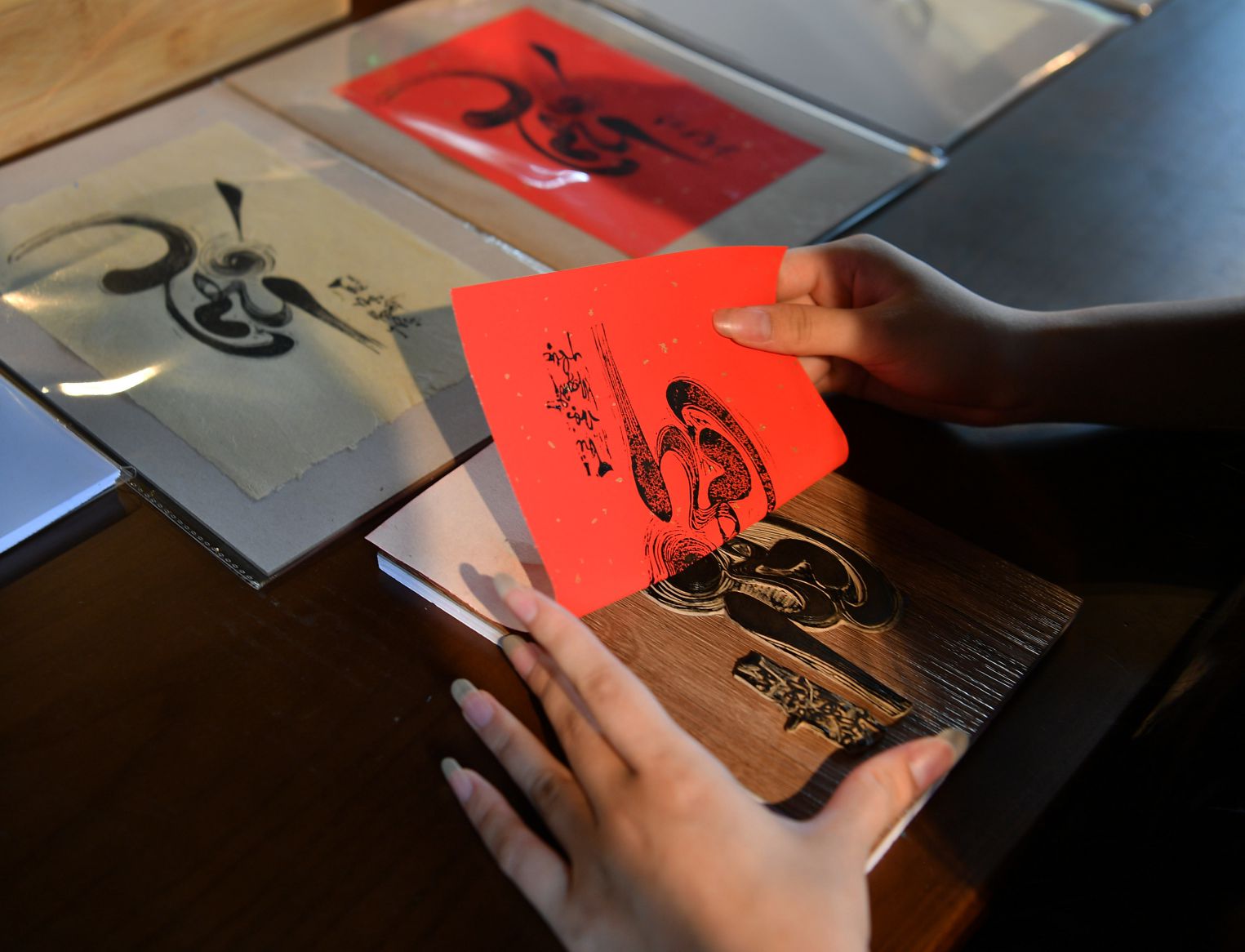 Trai nghiem in hinh tren giay do. Anh: Viet Van