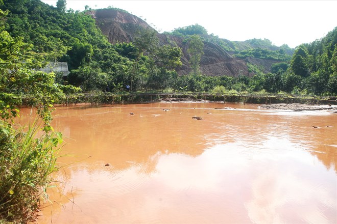 The waste rock and soil storage site of iron ore mine No. 30 and No. 31 of Development Company No. 1 - 1TV Company Limited (Lao Cai province) was eroded due to the impact of prolonged heavy rain causing mud and waste soil to flow into people's houses in 2022. Photo: Van Duc