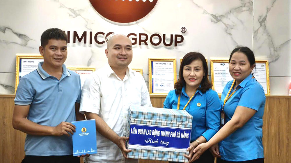 The Da Nang City Labor Federation visited and encouraged Timico Group Joint Stock Company, which suffered damage due to floods. Photo: Da Nang Trade Union.