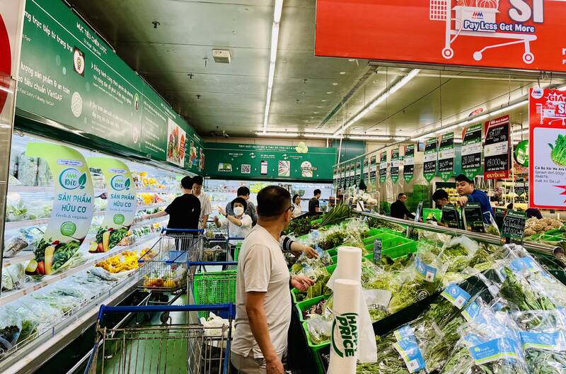 Khach hang mua sắm tai MM Mega Market ngay 6.11.
