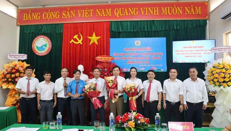 Representative of the Standing Committee of the Quang Ngai Provincial Federation of Labor (4th from left) presented flowers to congratulate the Executive Committee of the Company's Trade Union for the 2025 - 2030 term. Photo: Le Thuy