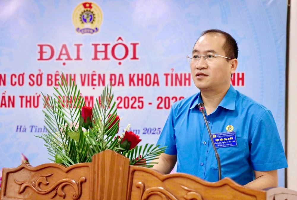 Dong chi Nguyen The Hoan – Chu tich Lien doan Lao dong tinh Ha Tinh phat bieu tai dai hoi. Anh: Cong doan Ha Tinh