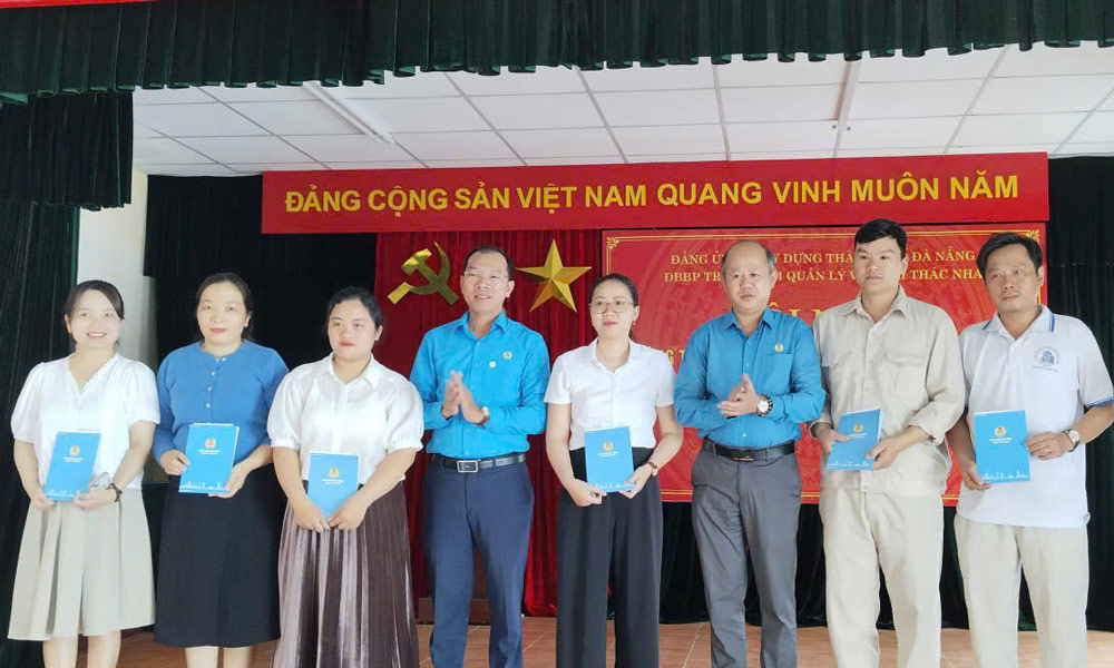 The Da Nang City Labor Federation visited and supported union members in Hai Chau Ward affected by floods. Photo: Da Nang Trade Union.