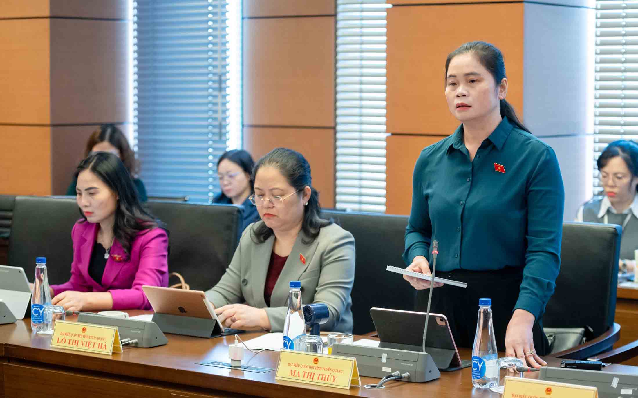 National Assembly delegate Ma Thi Thuy suggested studying the regulation of higher family deduction levels for some specific dependent groups. Photo: Anh Huy.