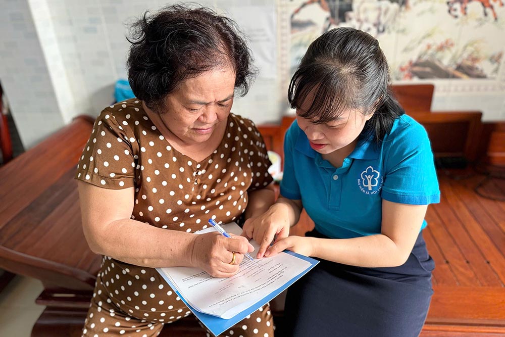 Tay Ninh Social Insurance officials instructed people to participate in the survey to the extent of satisfaction. Photo: Tay Ninh Social Insurance