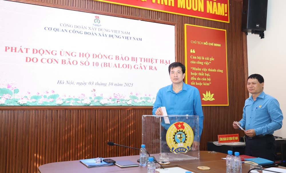 The leaders of the Vietnam Construction Trade Union support people affected by storms and floods. Photo: Minh Tam
