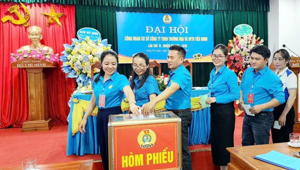 Officers and union members voted at the Tien Minh Company's Trade Union Congress. Photo: Ha Tinh Trade Union