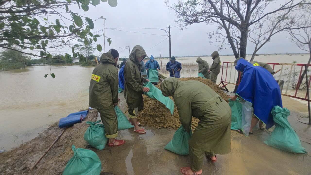 Dan Dien Commune Police coordinated with the authorities and people to overcome a serious landslide on the dike in Niem Pho village to ensure traffic, especially when storm No. 13 was about to affect. Photo: Tran Hong.