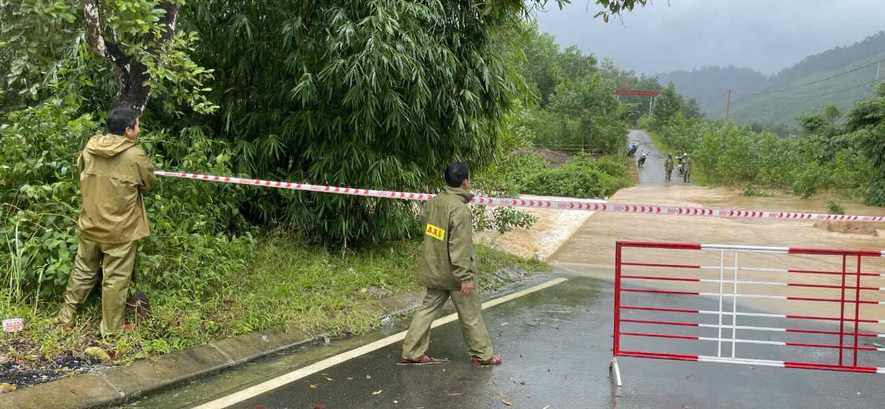 Cong an xa Long Quang dat bien canh bao, chot chan hai dau diem sat lo. Anh: Tran Hong.