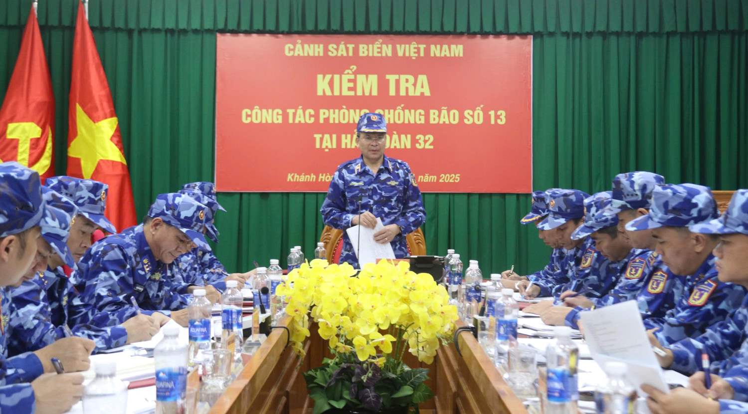 Vietnam Coast Guard inspects the response to storm No. 13 in Khanh Hoa. Photo: Phuong Linh