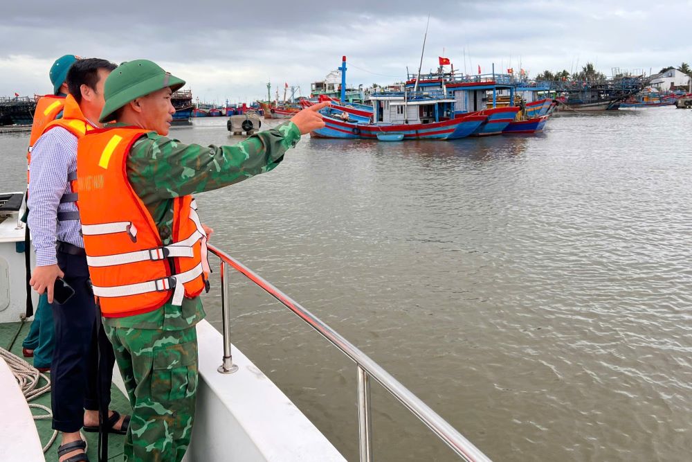 La marine des gardes-frontieres 2 de Da Nang guide les navires pour se refugier en toute securite contre la tempete n° 13. Photo : Tran Thi