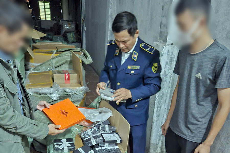 The authorities inspected a large quantity of handbags suspected of counterfeiting trademarks. Photo: Hanoi Market Management Department