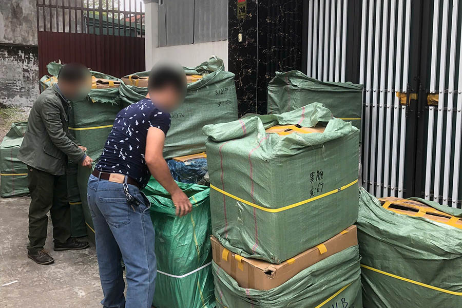 Toan bo hang hoa nghi la hang gia mao nhan hieu dang duoc bao ho tai Viet Nam bi tam giu. Anh: Chi Cuc QLTT Ha Noi