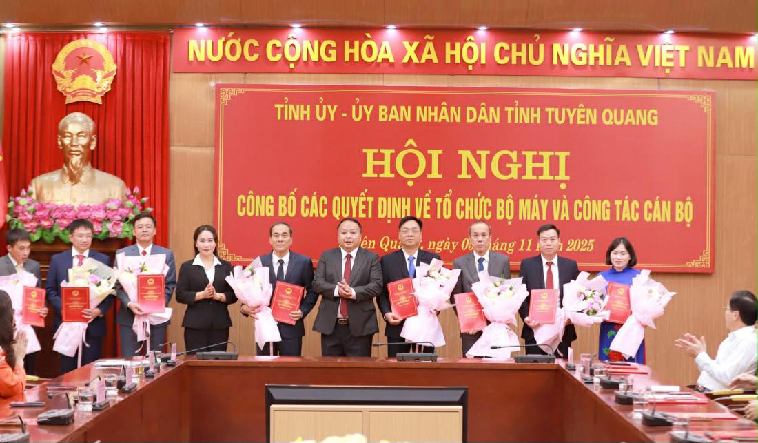 Lanh dao tinh Tuyen Quang trao Quyet dinh, tang hoa cac can bo duoc bo nhiem. Anh: Duy Tuan