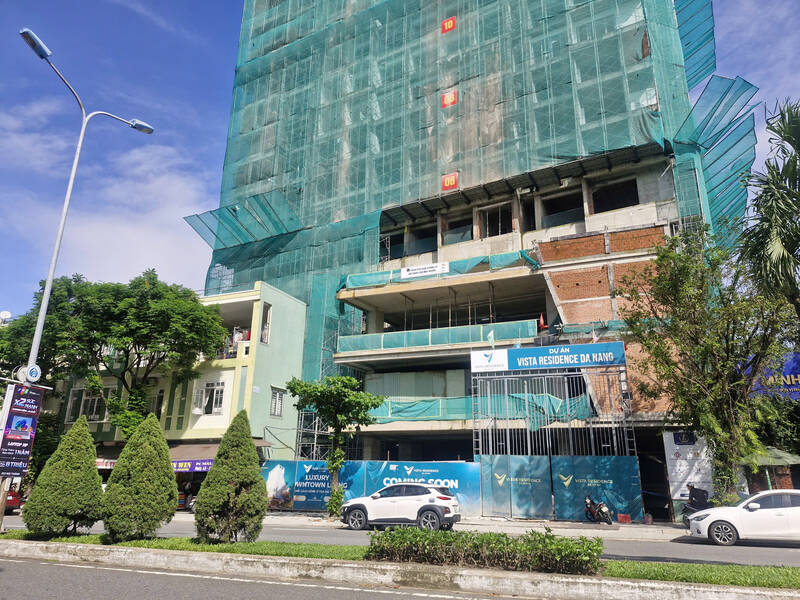 アパートプロジェクトはダナンのXo Viet Nghe Tinh通りで建設中です。写真: トゥザン