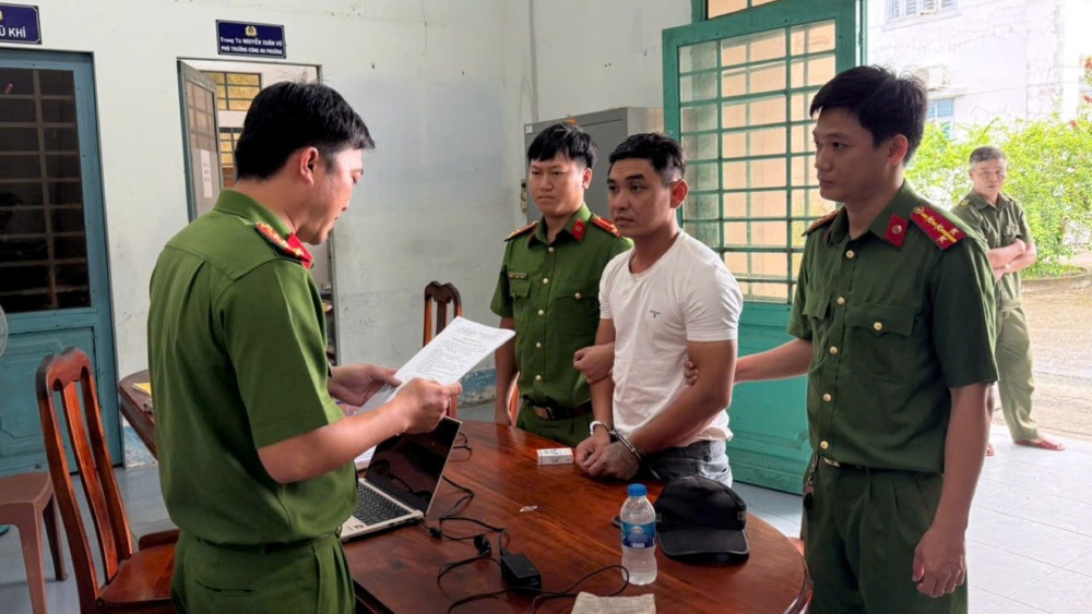 Giàu dùng khúc gỗ tròn đánh vào vùng đầu của L gây thương tích. Ảnh: Công an cung cấp