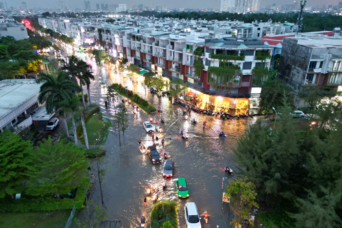 Heavy rain combined with high tides, many roads in Ho Chi Minh City submerged in water
