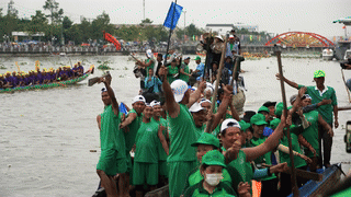 L'equipe du bateau Ngo a la pagode Tum Nup s'est rejouie de sa victoire