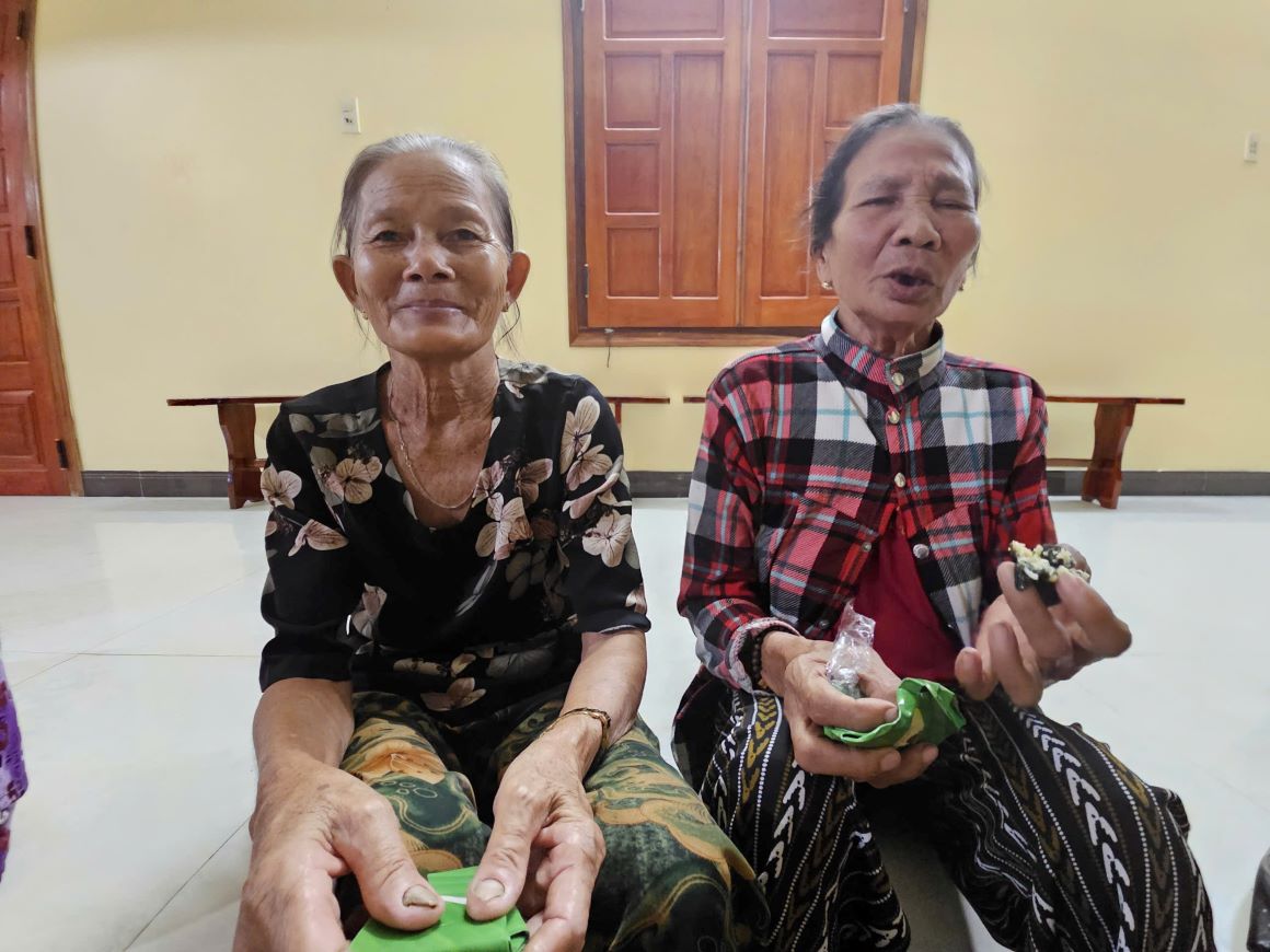 Cac cu ba den chua de tranh bao. Anh: Thanh Quynh