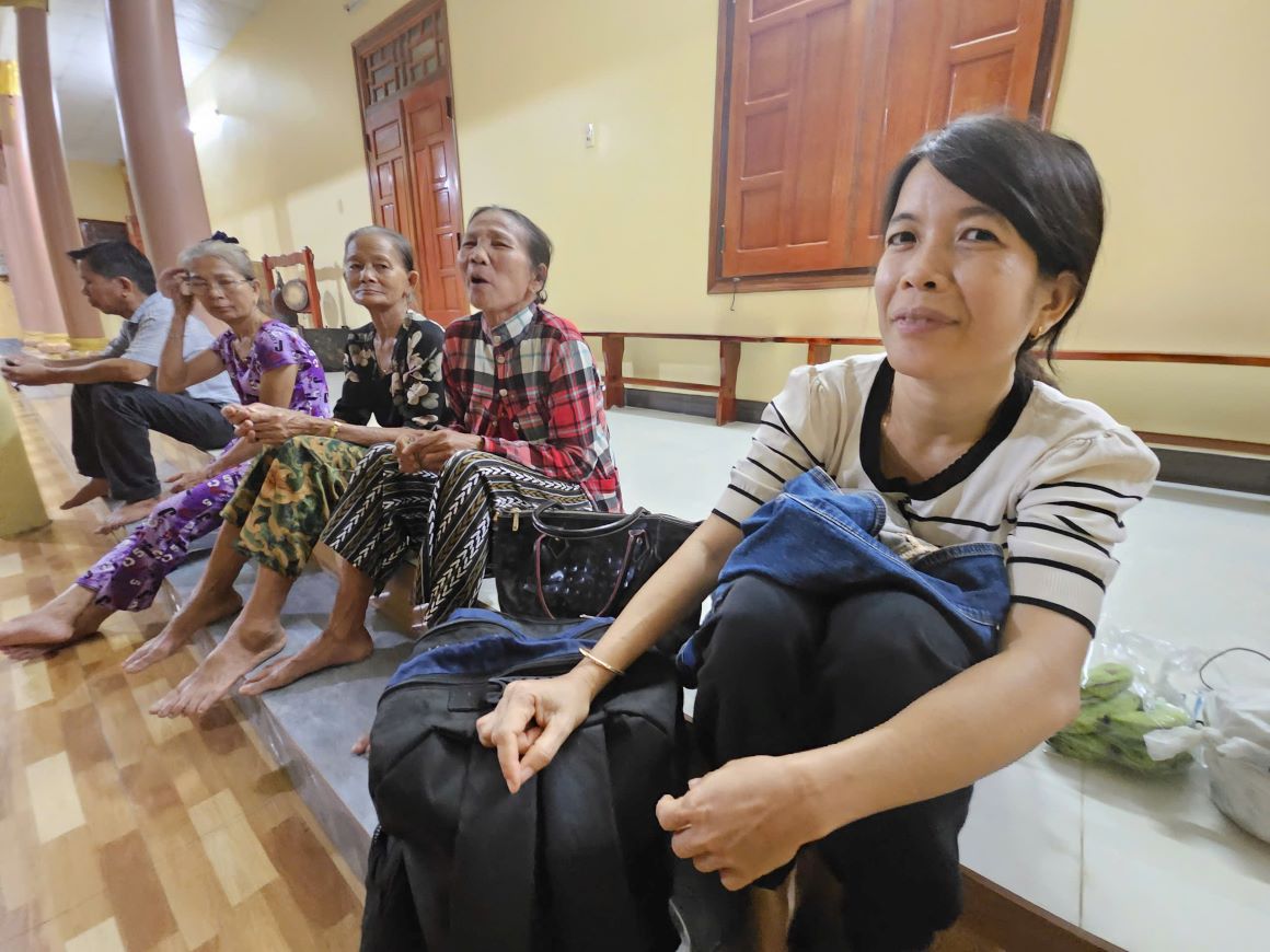 People in coastal areas of Song Cau ward (Dak Lak) come to the pagoda to avoid storm No. 13. Photo: Thanh Quynh