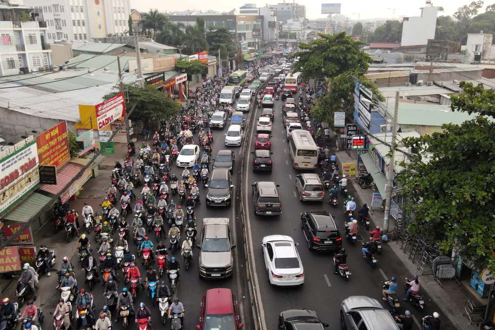 Ciudad Ho Chi Minh ampliara la Carretera Nacional 13 a 60 m y construira una carretera elevada de 4 carriles para reducir los atascos. Foto: Anh Tu